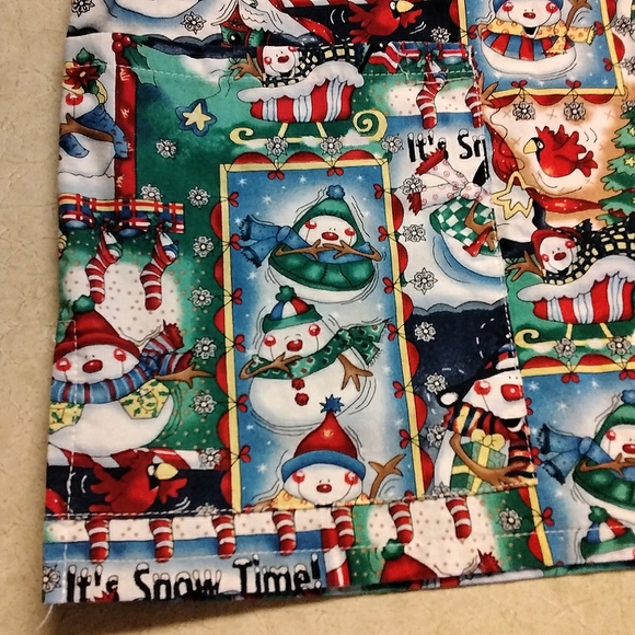 Barco Uniforms Scrubs Top Sz Medium Snowman Theme - Picture 5 of 6